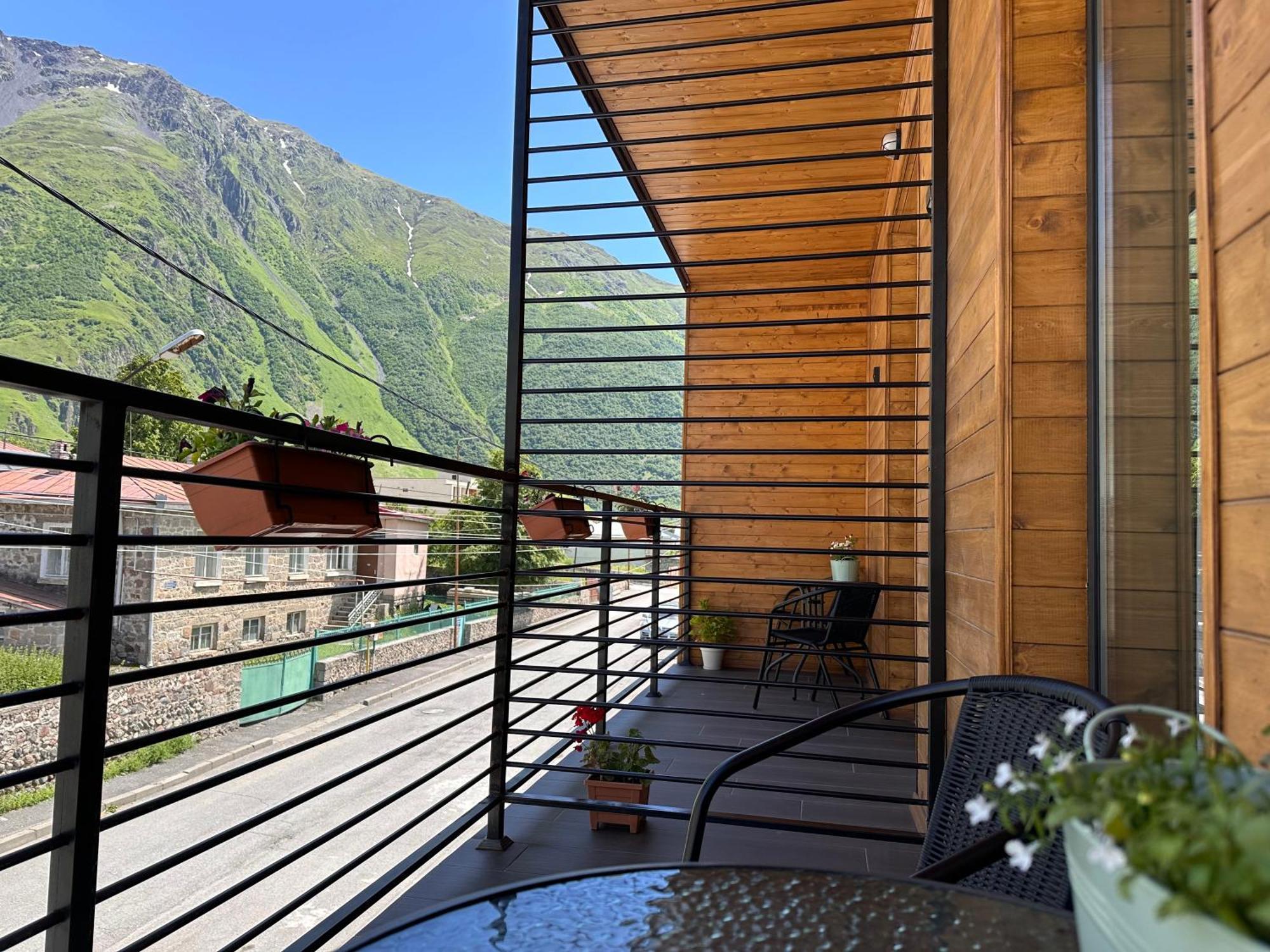 Hotel Mountime Kazbegi Bagian luar foto