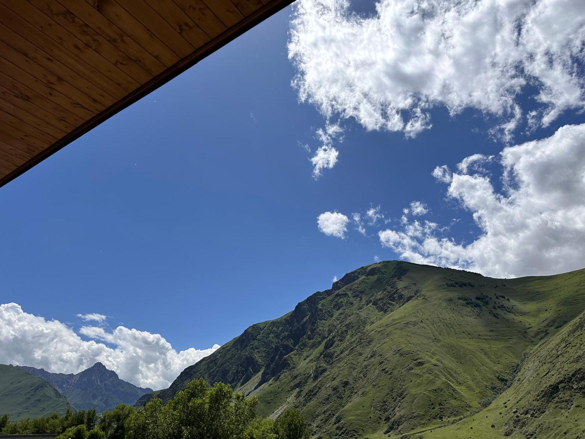 Hotel Mountime Kazbegi Bagian luar foto