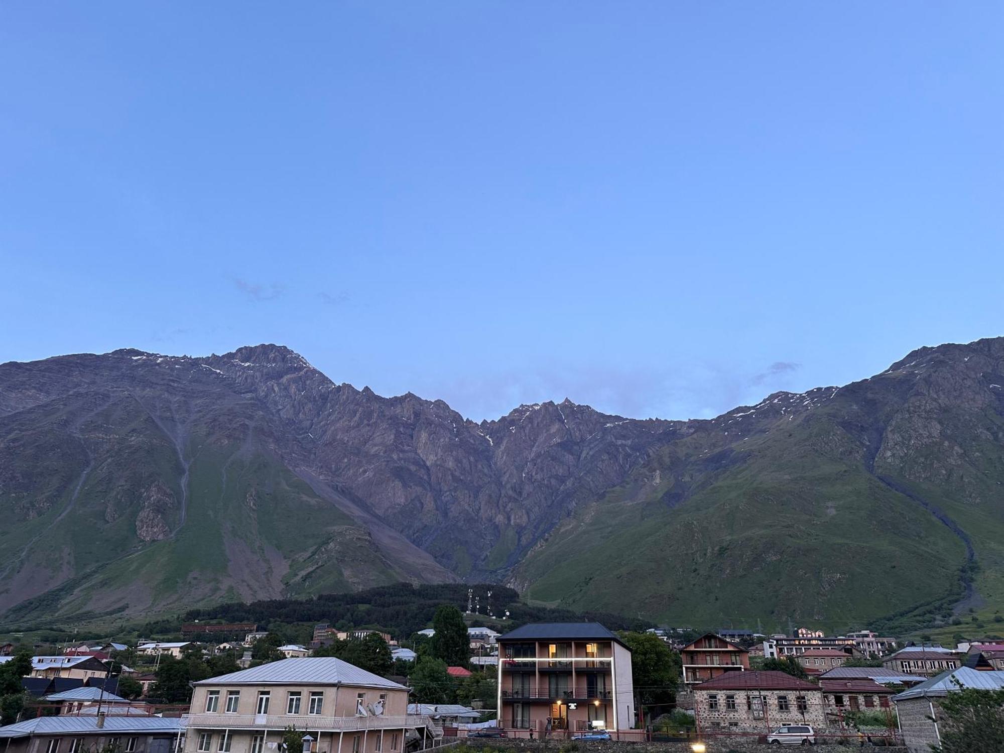 Hotel Mountime Kazbegi Bagian luar foto