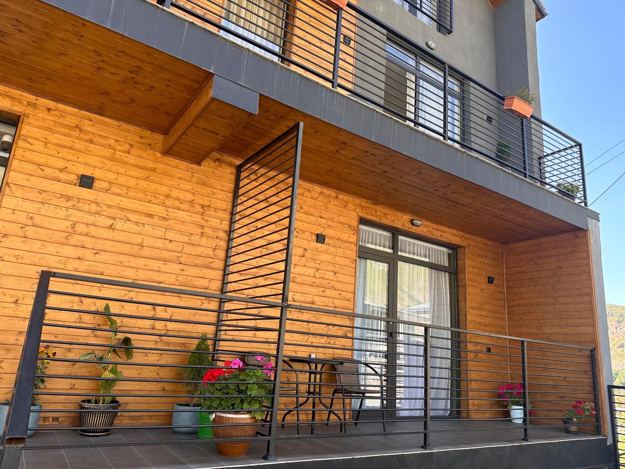 Hotel Mountime Kazbegi Bagian luar foto