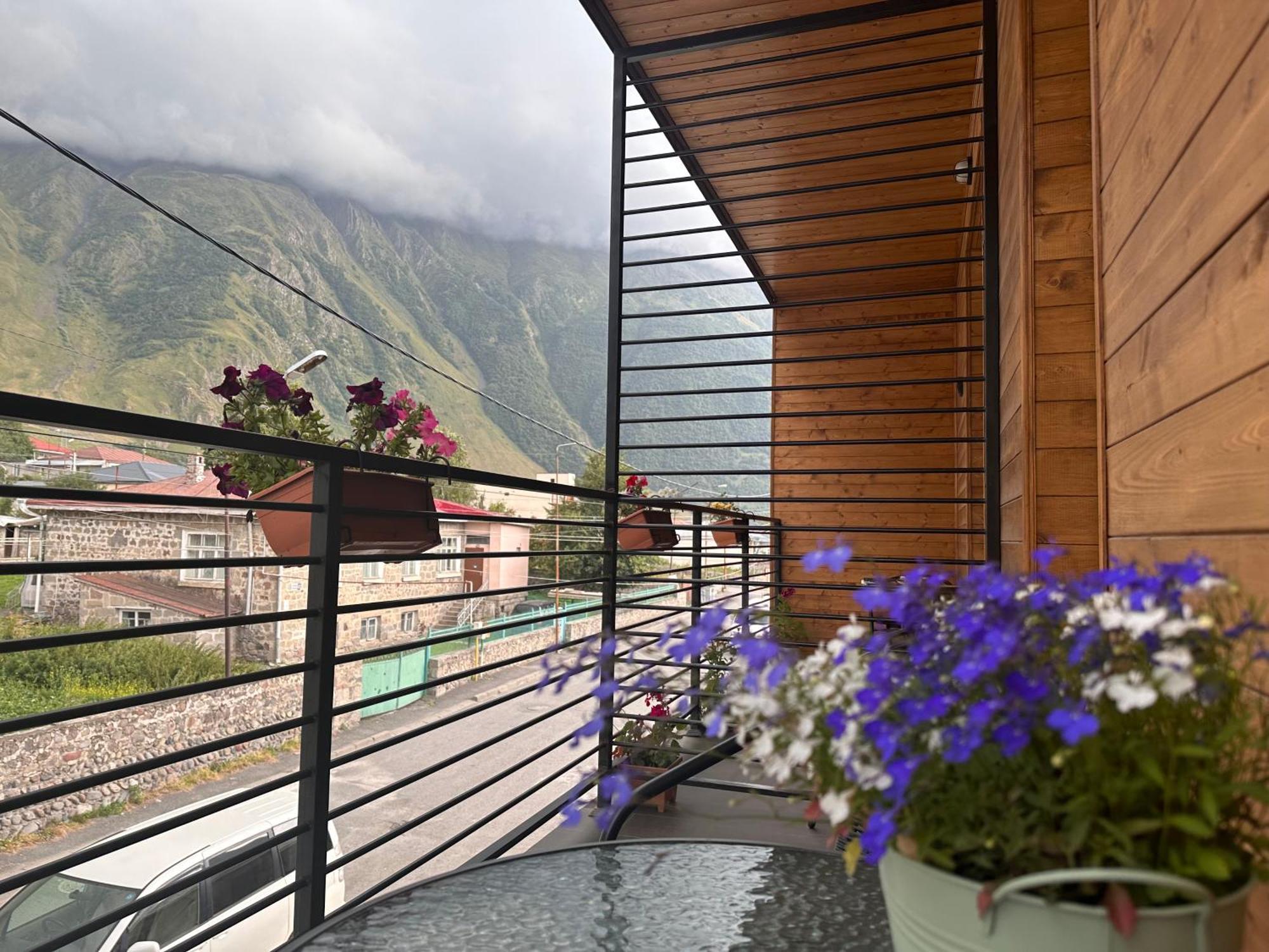 Hotel Mountime Kazbegi Bagian luar foto