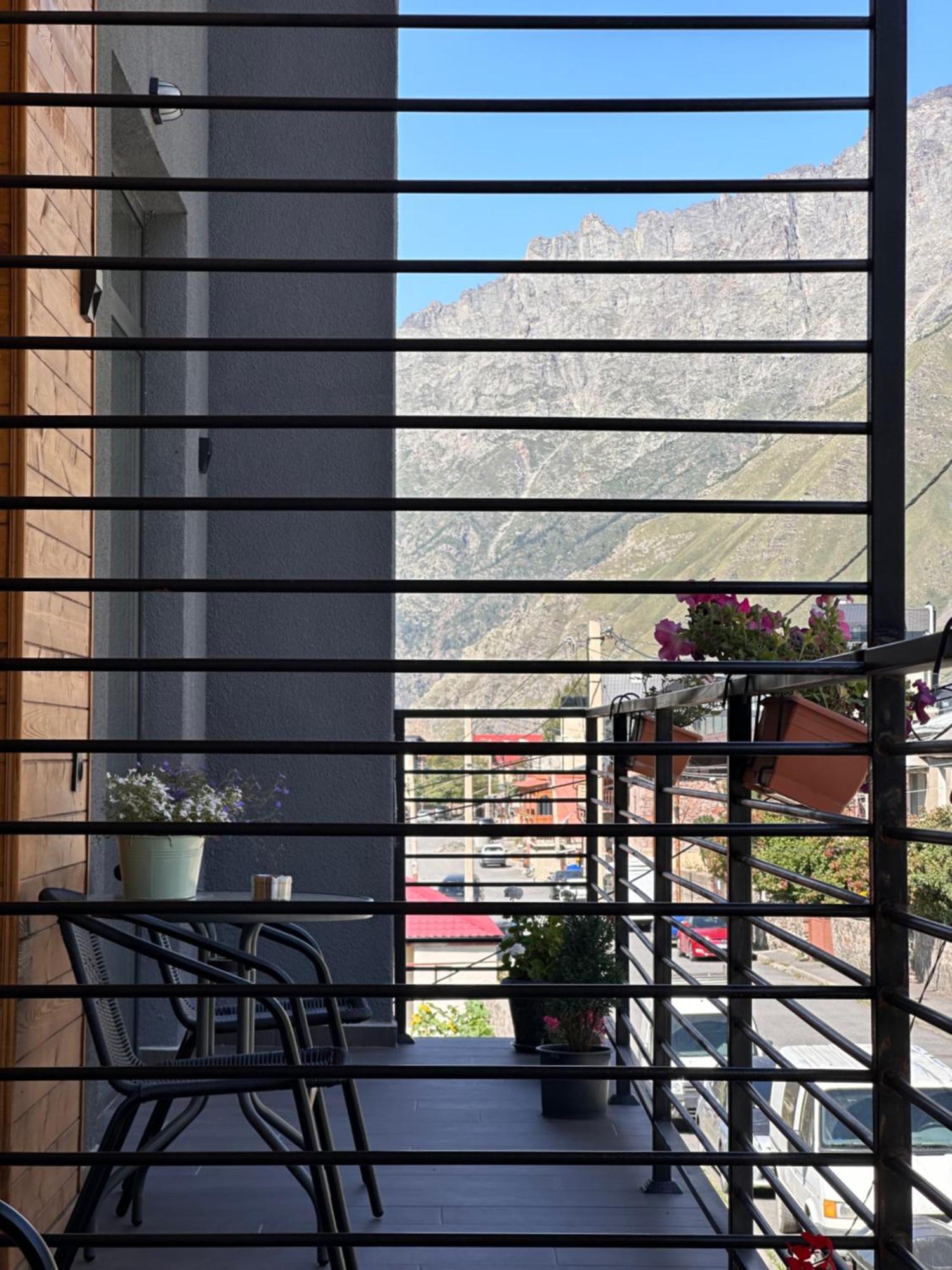 Hotel Mountime Kazbegi Bagian luar foto