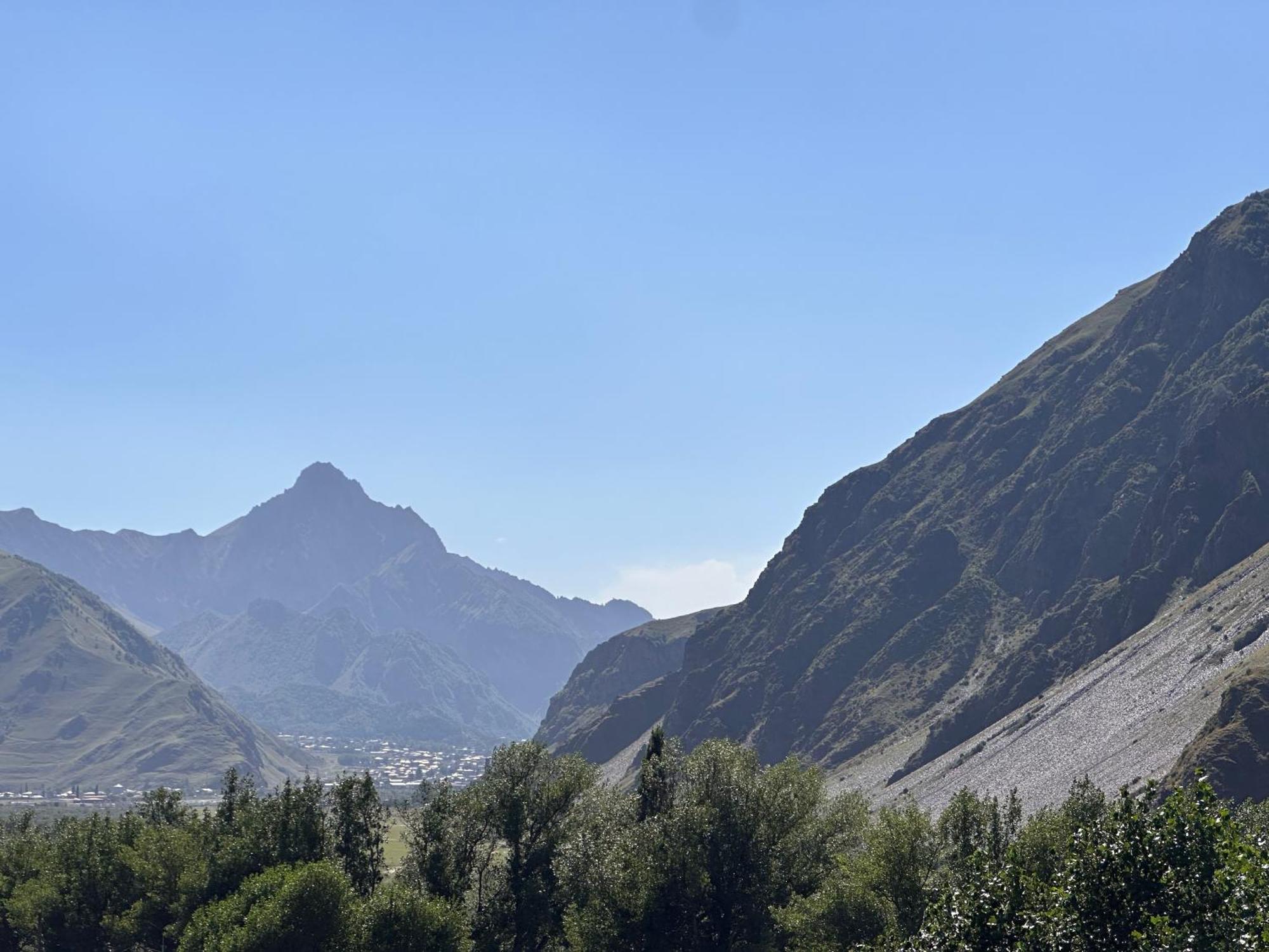 Hotel Mountime Kazbegi Bagian luar foto