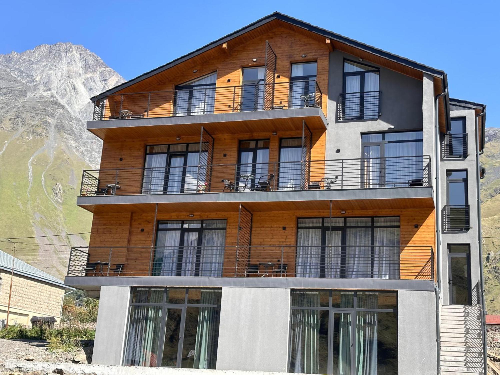 Hotel Mountime Kazbegi Bagian luar foto