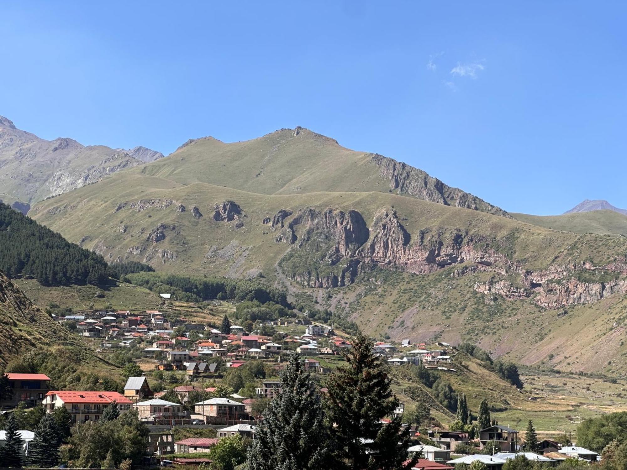 Hotel Mountime Kazbegi Bagian luar foto
