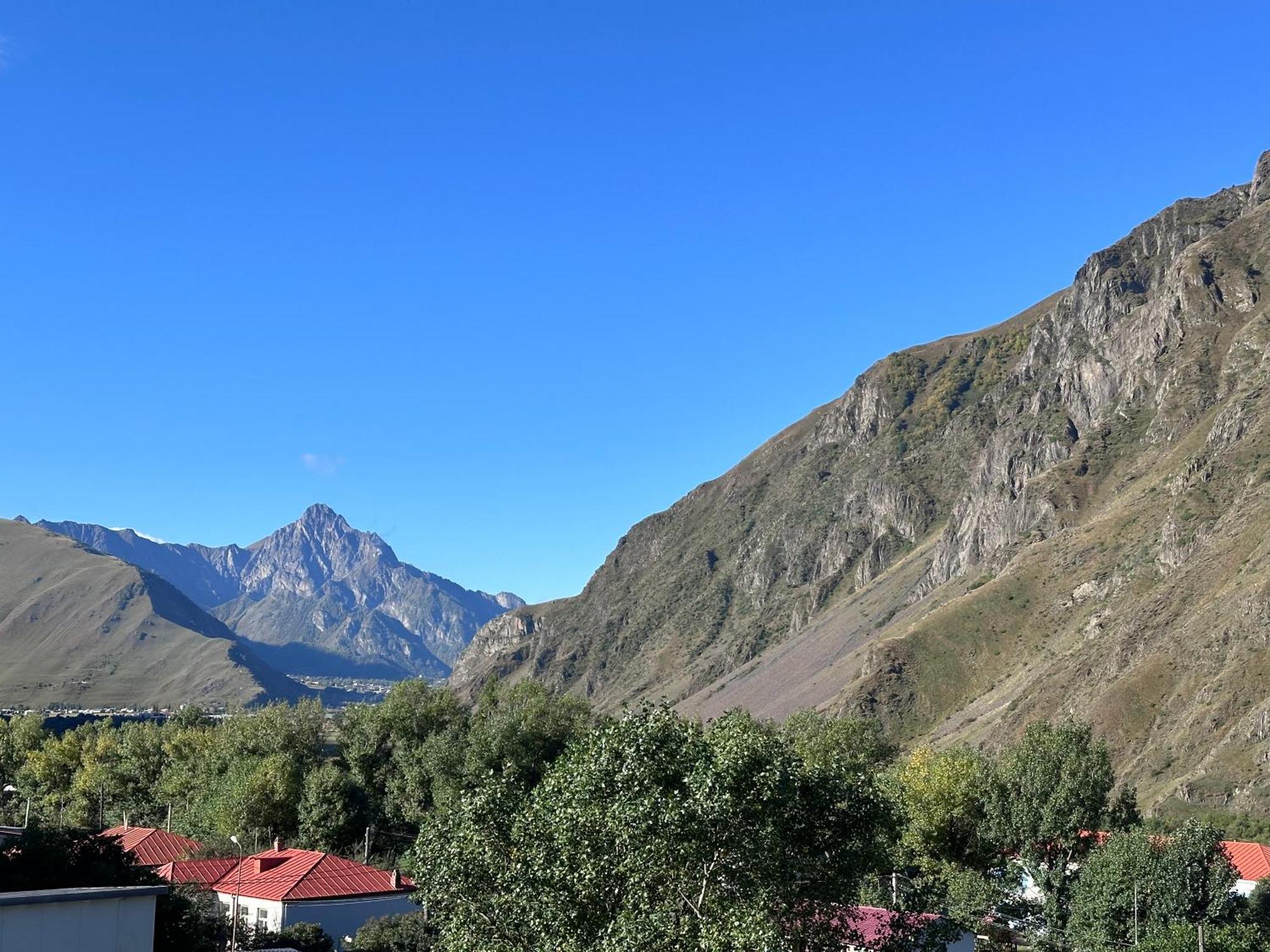 Hotel Mountime Kazbegi Bagian luar foto